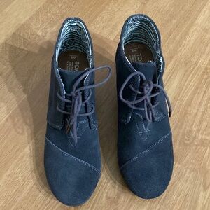 TOMS Lace Up Desert Wedge Ankle Boots / Booties Grey Suede Leather